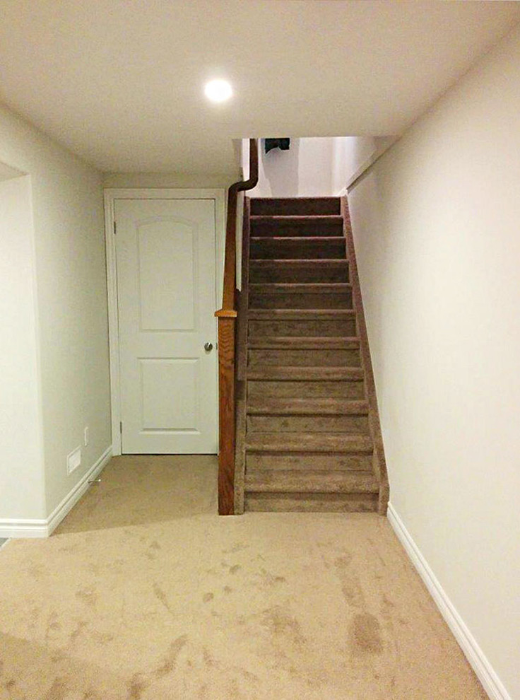 Idées déco pour un grand escalier moderne.