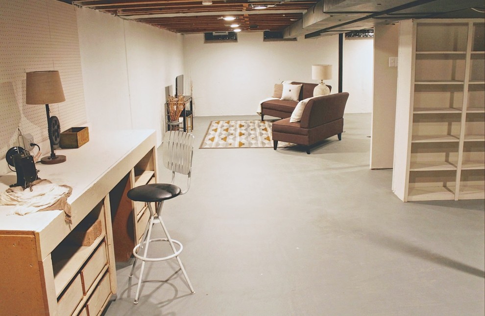 Exempel på en stor modern källare utan ingång, med beige väggar, betonggolv och grått golv