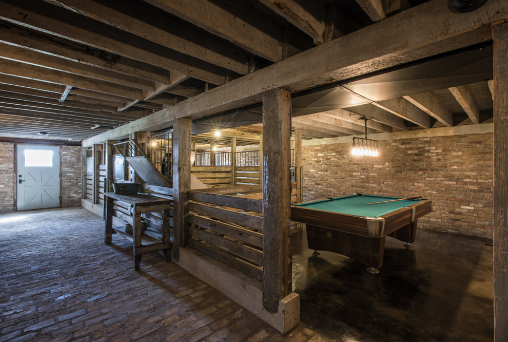 Immagine di una taverna country con sbocco e pavimento in mattoni
