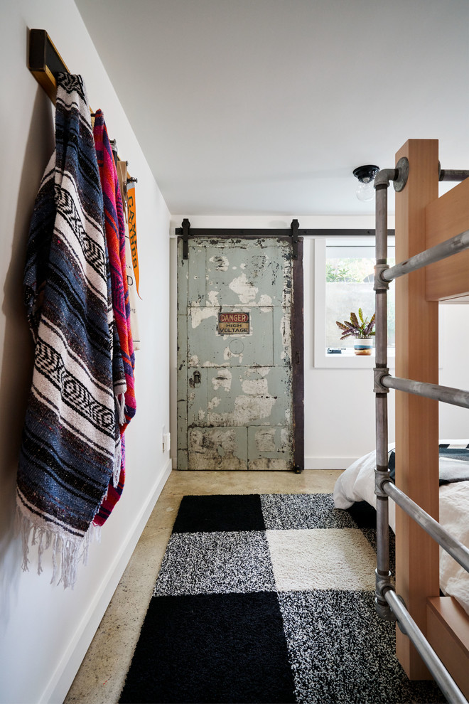 Exempel på en liten eklektisk källare utan ingång, med vita väggar, betonggolv och grått golv
