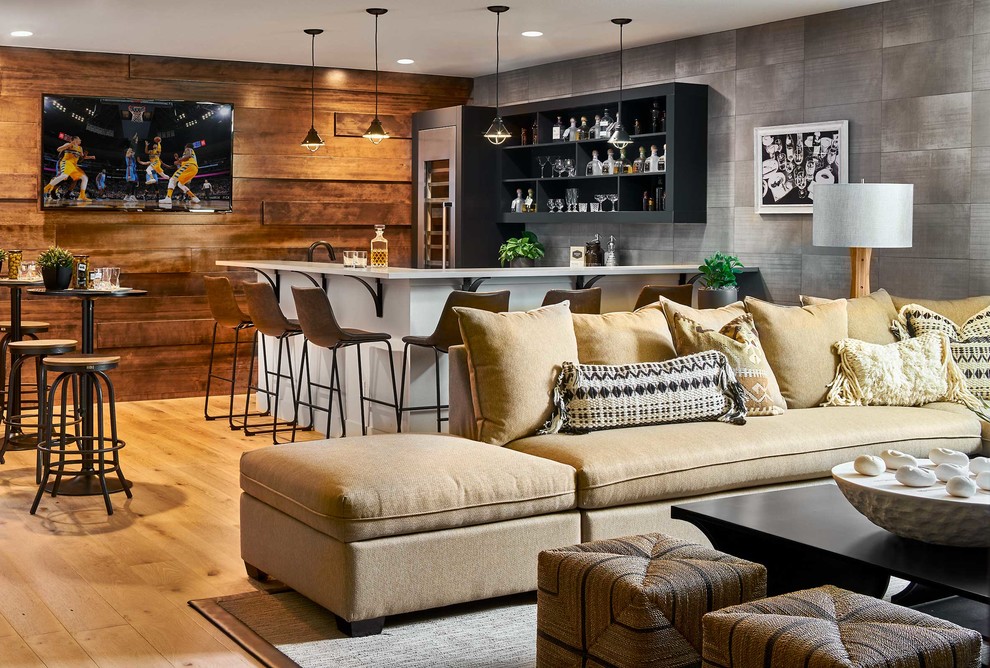 Diseño de sala de estar contemporánea con paredes grises, suelo de madera en tonos medios y suelo marrón