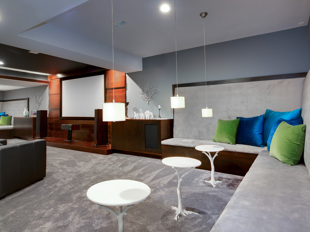 Geräumiges Modernes Untergeschoss ohne Kamin mit grauer Wandfarbe und Teppichboden in Denver