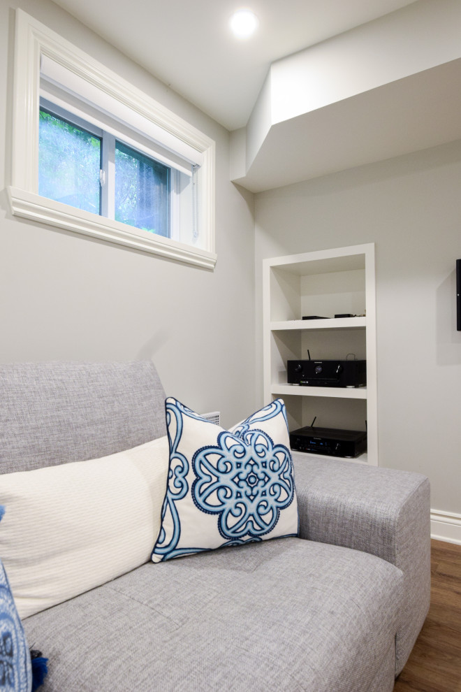 Diseño de sótano con ventanas de estilo de casa de campo de tamaño medio con paredes grises, suelo vinílico y suelo beige