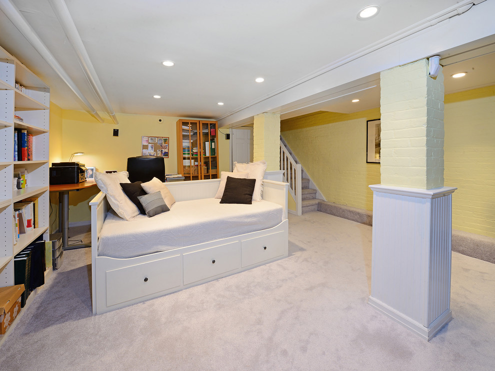 Moderner Keller mit gelber Wandfarbe und Teppichboden in New York