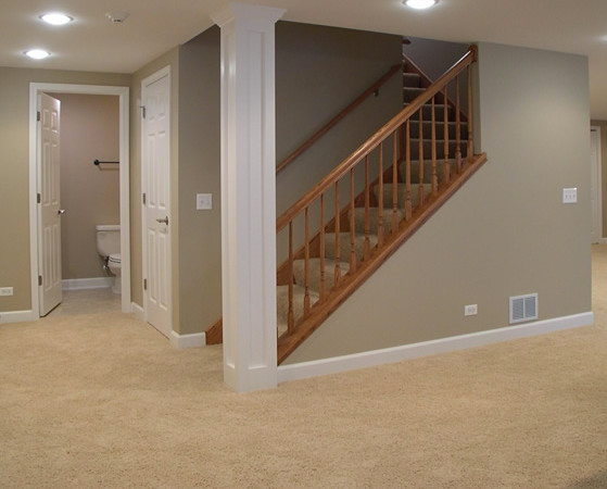 Mittelgroßer Klassischer Keller mit beiger Wandfarbe und Teppichboden in Orange County