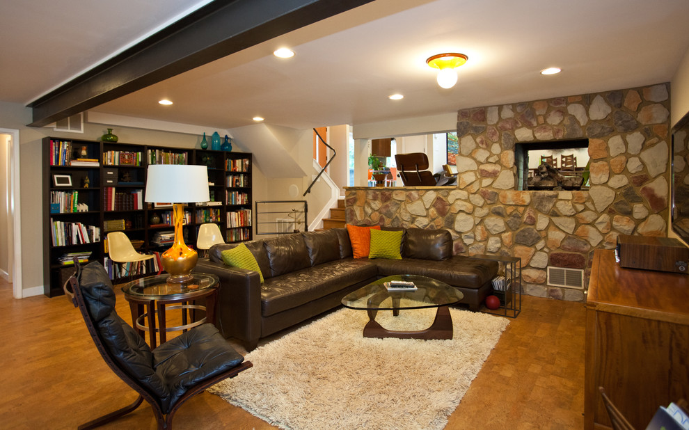 Idee per un soggiorno minimalista con pavimento in legno massello medio, nessun camino, pareti beige e pavimento arancione