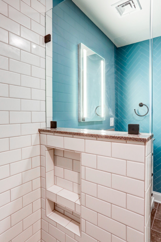 Idée de décoration pour une très grande salle d'eau design avec des carreaux de céramique, un lavabo encastré, une cabine de douche à porte battante, un plan de toilette marron, meuble simple vasque, meuble-lavabo sur pied, un sol en vinyl, un sol marron, des portes de placard beiges, un carrelage multicolore et un mur bleu.