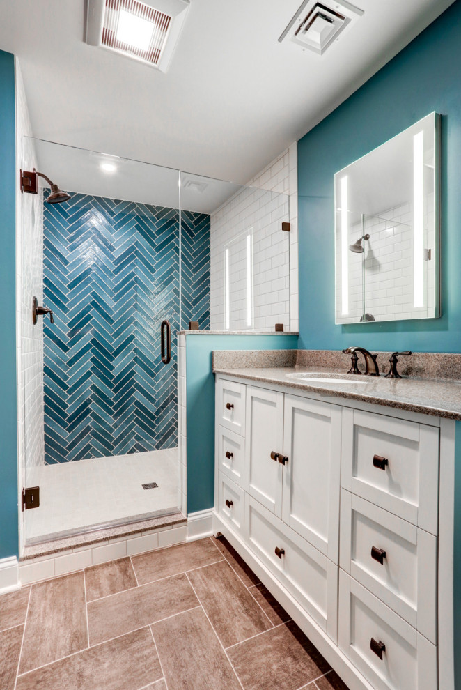 Свежая идея для дизайна: огромная ванная комната в современном стиле с керамической плиткой, душевой кабиной, врезной раковиной, душем с распашными дверями, коричневой столешницей, тумбой под одну раковину, напольной тумбой, полом из винила, коричневым полом, бежевыми фасадами, разноцветной плиткой и синими стенами - отличное фото интерьера