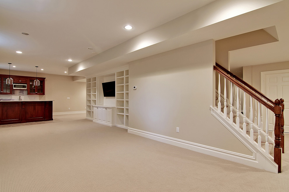 Idéer för att renovera en stor vintage källare utan ingång, med beige väggar, heltäckningsmatta och brunt golv