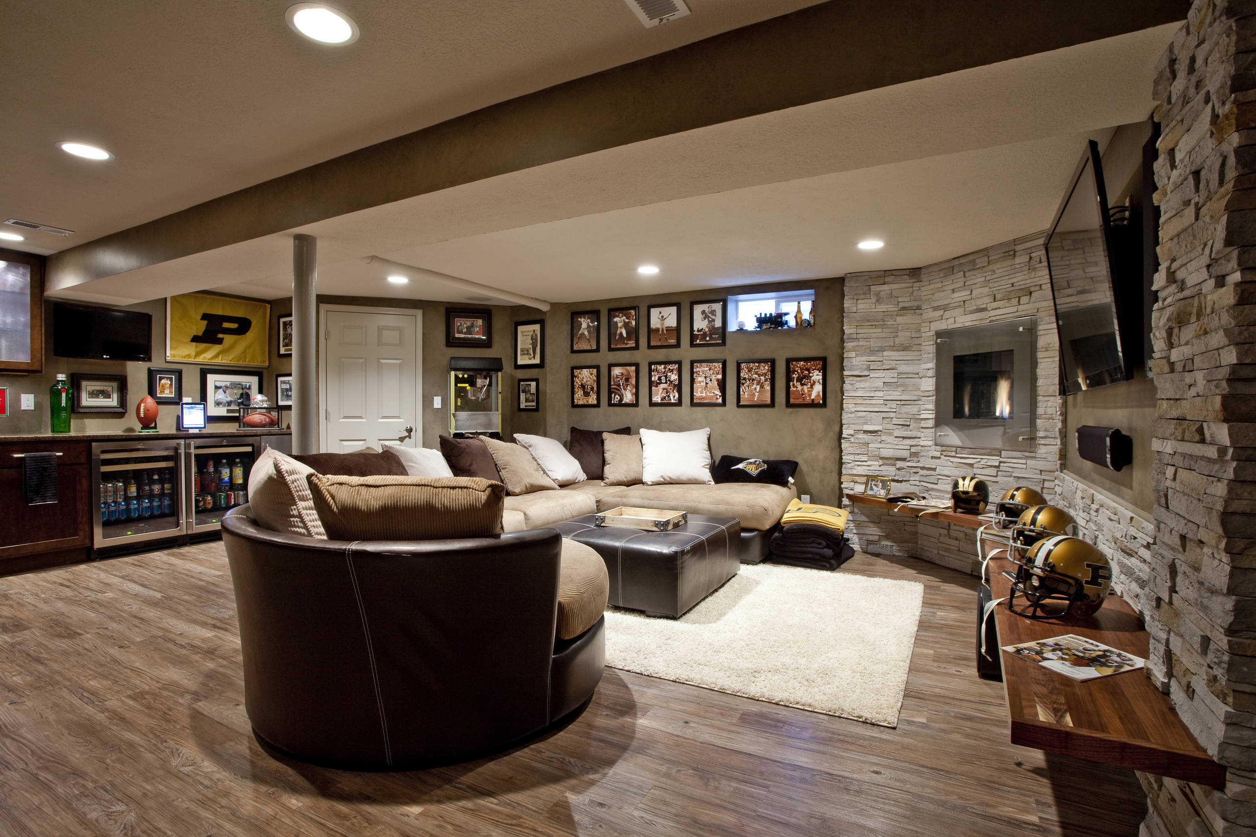 Man Cave Ideas - Here ís a sports bar in the basement. A pro