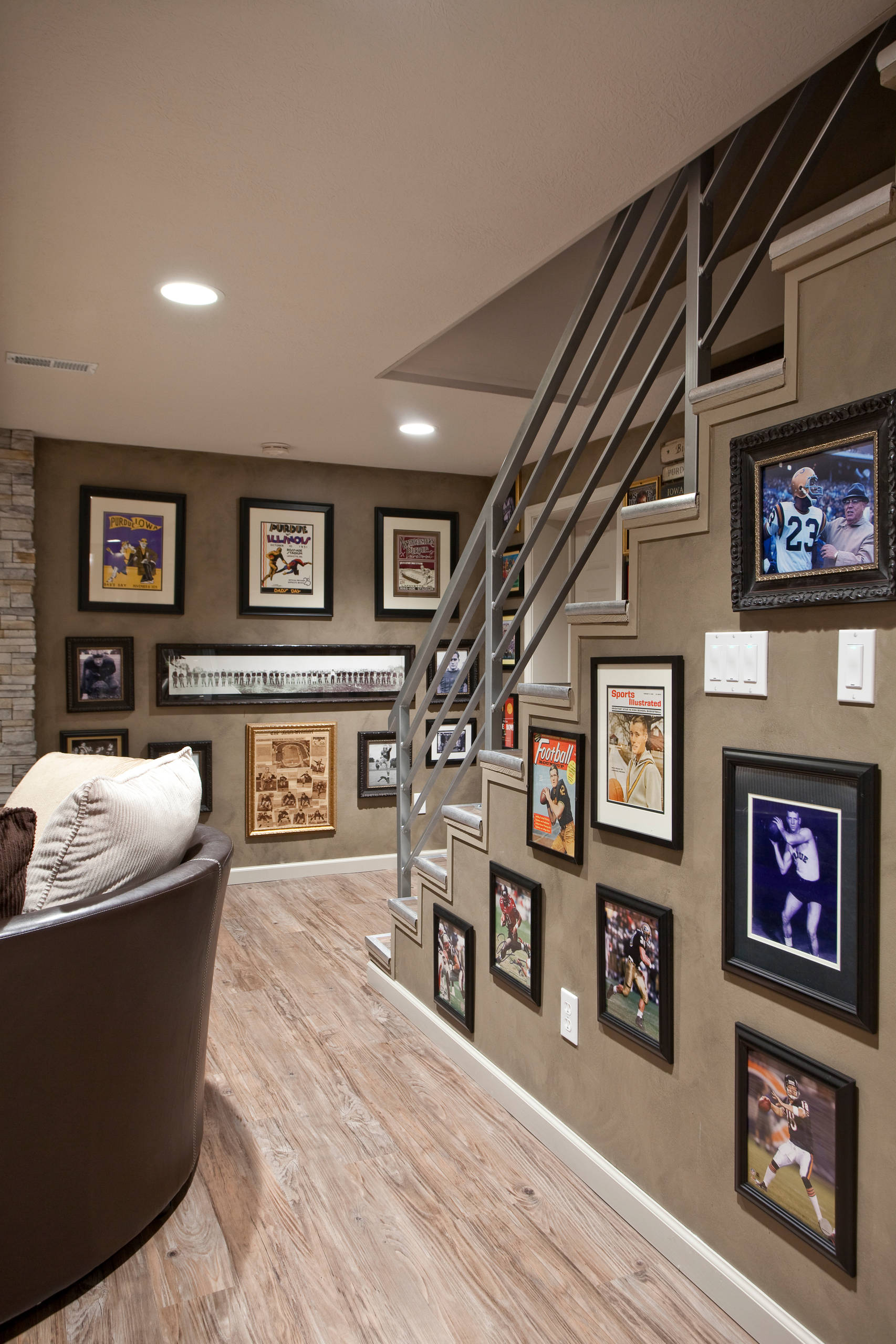 Man Cave Ideas - Here ís a sports bar in the basement. A pro