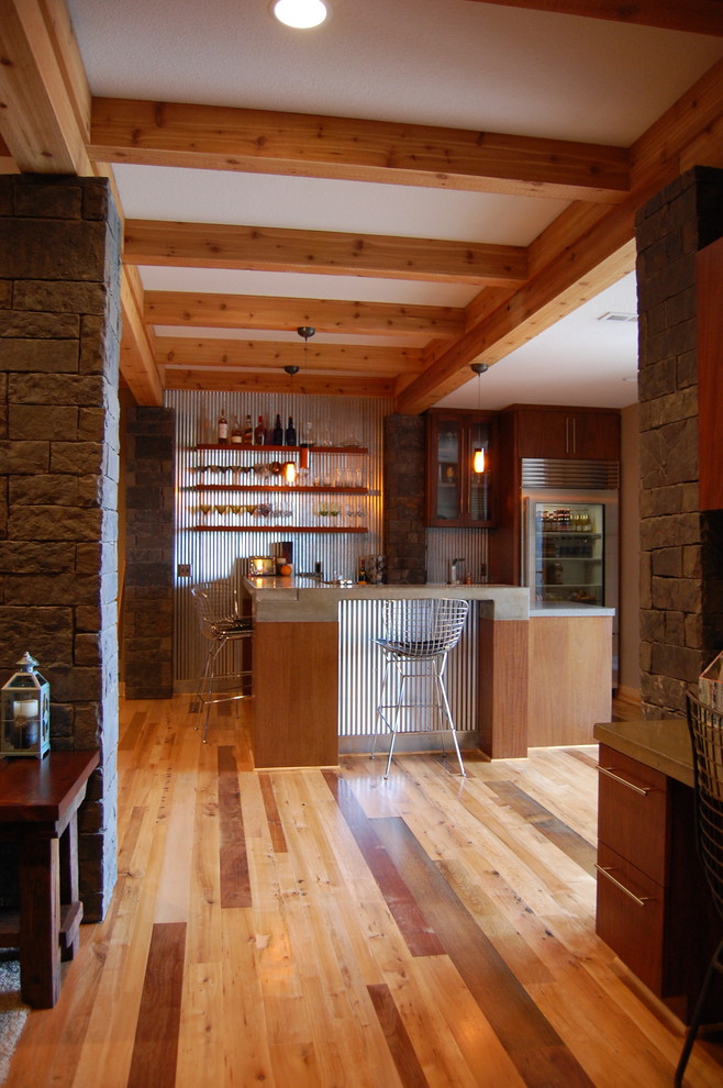 Réalisation d'un sous-sol chalet de taille moyenne et donnant sur l'extérieur avec un mur marron, un sol en bois brun et aucune cheminée.