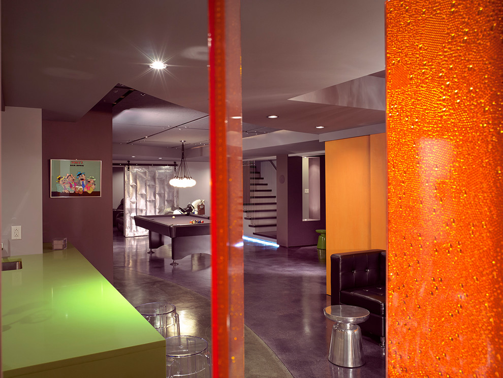 Стильный дизайн: большая гостиная комната в стиле модернизм с серыми стенами, бетонным полом и серым полом - последний тренд