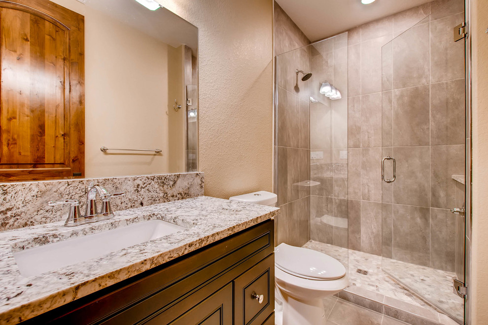 Immagine di un'ampia stanza da bagno tradizionale con pareti beige e pavimento beige
