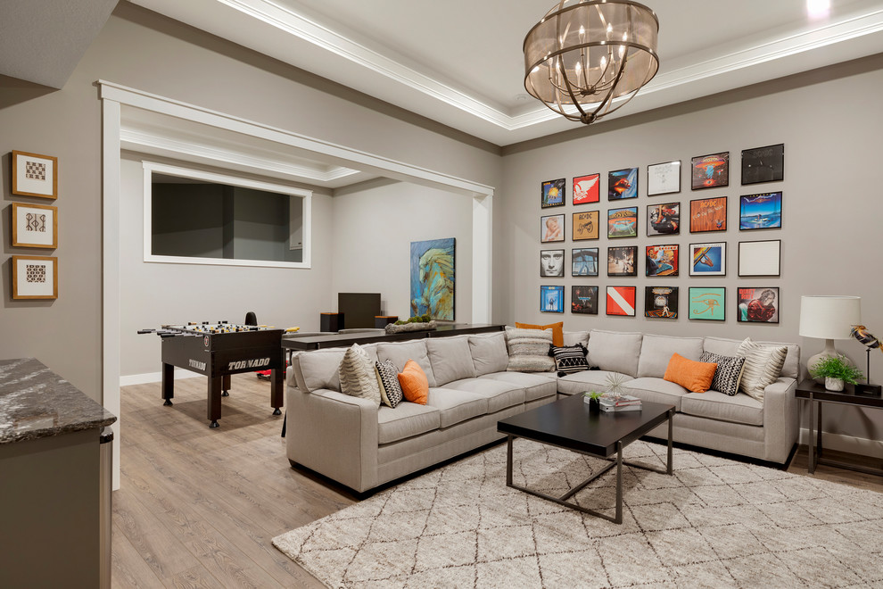 Großes Klassisches Wohnzimmer mit grauer Wandfarbe, braunem Boden und Vinylboden in Minneapolis