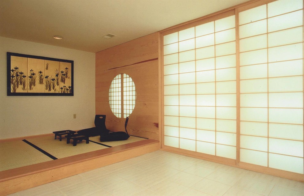 Asiatisk inredning av en källare, med beige väggar