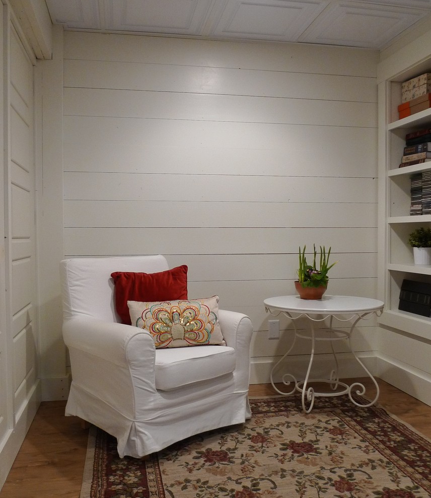 Cette image montre un petit sous-sol rustique avec un mur blanc.