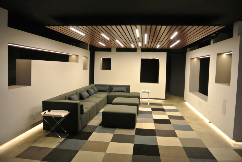 Inspiration pour un sous-sol minimaliste enterré avec salle de cinéma, un mur beige, sol en béton ciré, un sol gris et un plafond en bois.