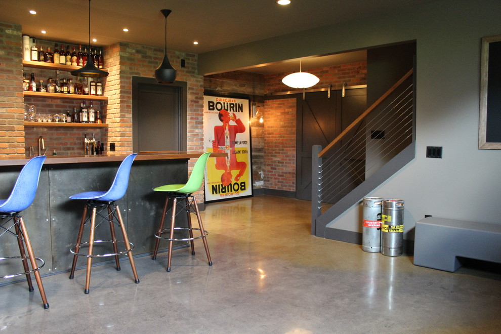 Ispirazione per una taverna minimalista seminterrata di medie dimensioni con pareti beige, pavimento in cemento e pavimento grigio