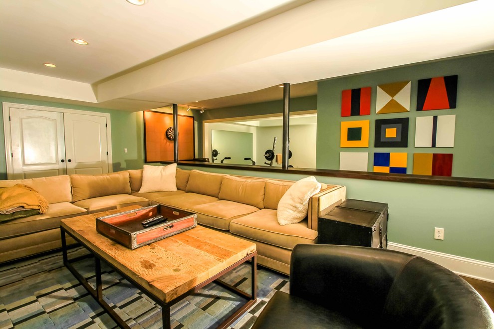 Cette image montre une salle de séjour design avec un mur vert et parquet foncé.