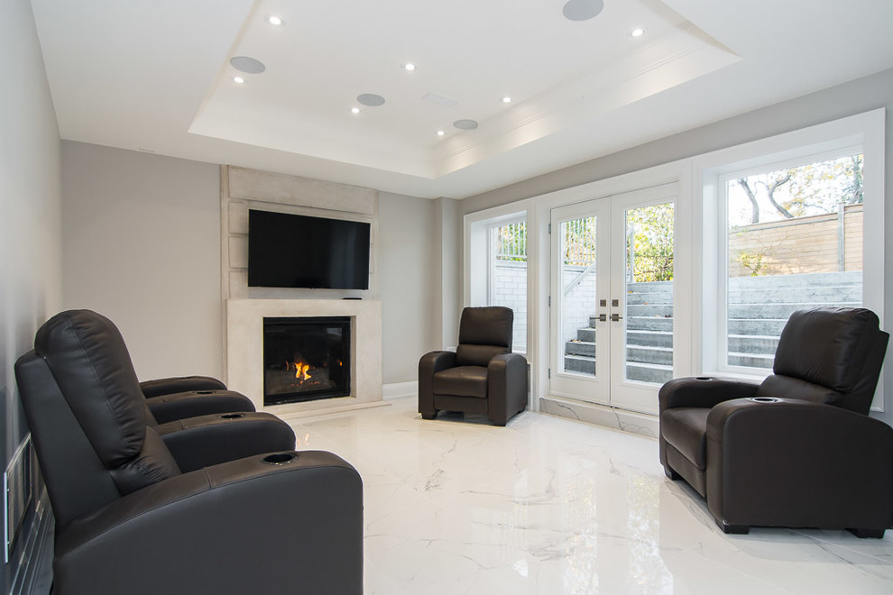 Aménagement d'un grand sous-sol classique donnant sur l'extérieur avec un mur gris, un sol en marbre, une cheminée standard, un manteau de cheminée en pierre et un sol blanc.