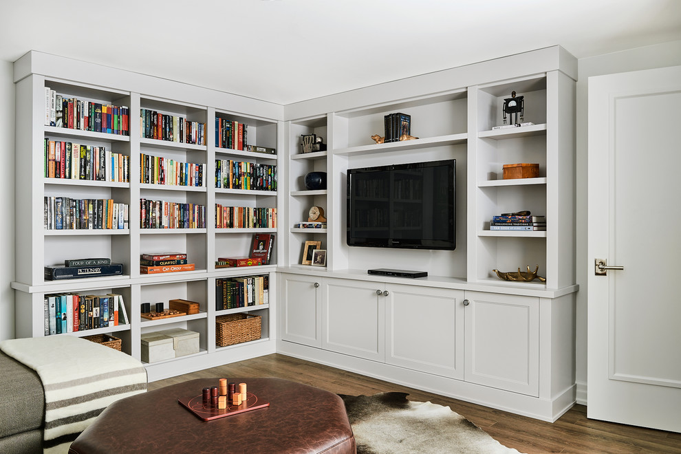 Diseño de sala de estar contemporánea de tamaño medio sin chimenea con paredes blancas, suelo de madera en tonos medios y suelo marrón