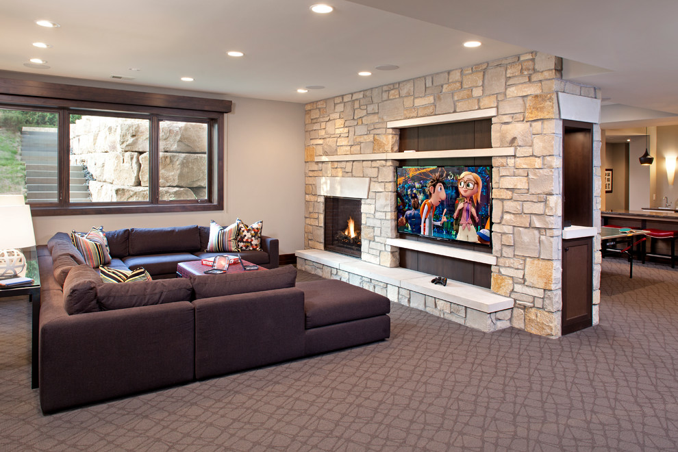 Пример оригинального дизайна: гостиная комната в стиле неоклассика (современная классика) с серыми стенами, ковровым покрытием, стандартным камином, фасадом камина из камня и серым полом