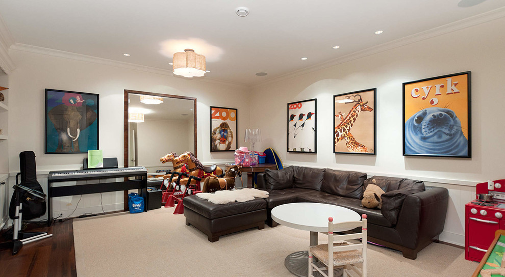 Cette image montre un grand sous-sol design avec un mur blanc, parquet foncé et un sol marron.