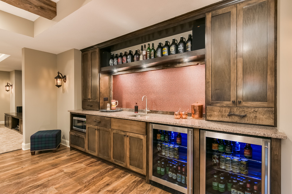 Idée de décoration pour un bar de salon chalet de taille moyenne avec sol en stratifié et un sol marron.