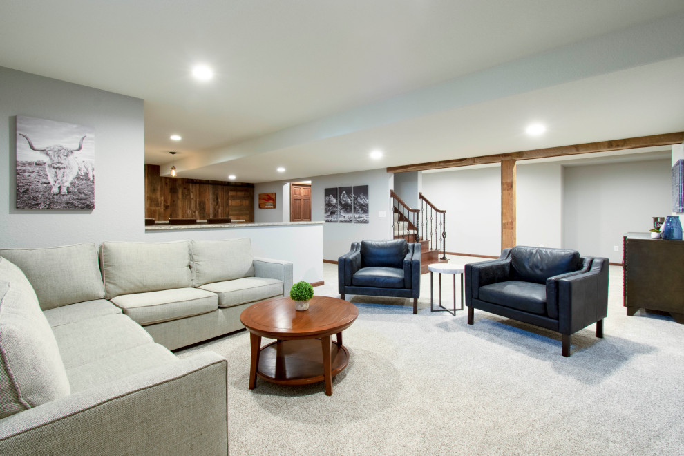 Geräumiger Klassischer Keller mit grauer Wandfarbe, Teppichboden, beigem Boden, freigelegten Dachbalken und Holzwänden in Milwaukee