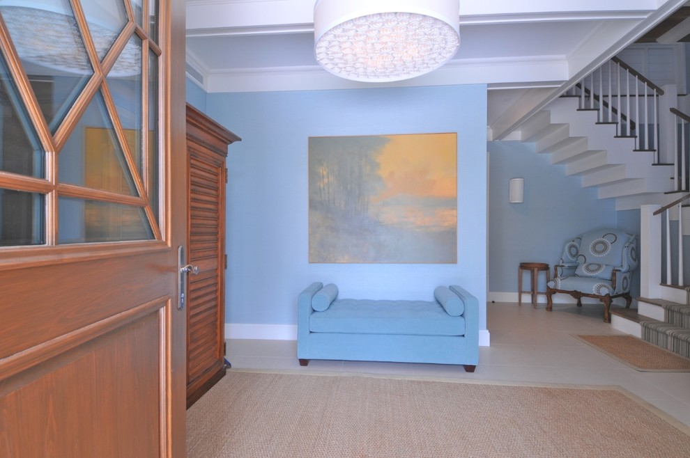 Foto de sótano con puerta costero grande sin chimenea con paredes azules y suelo beige