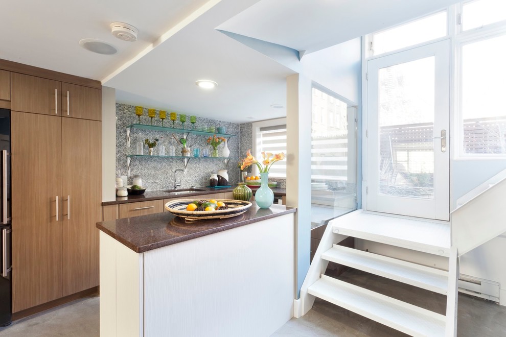 На фото: кухня в современном стиле с бетонным полом с