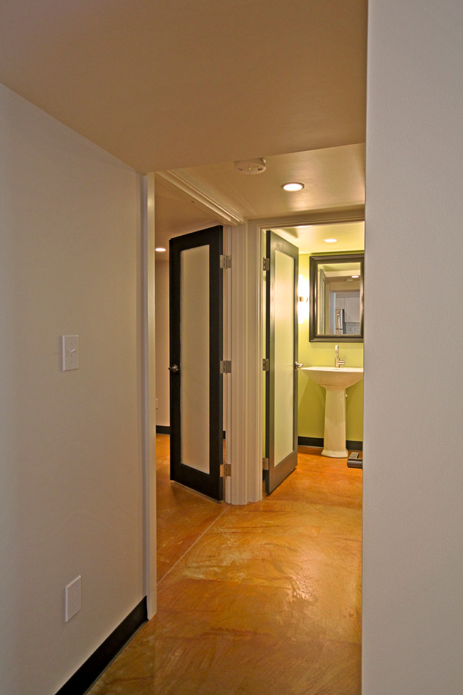 Cette image montre un sous-sol minimaliste avec un sol orange.