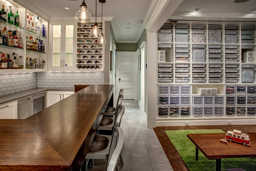 Mittelgroßes Klassisches Wohnzimmer mit grauer Wandfarbe und Korkboden in Seattle