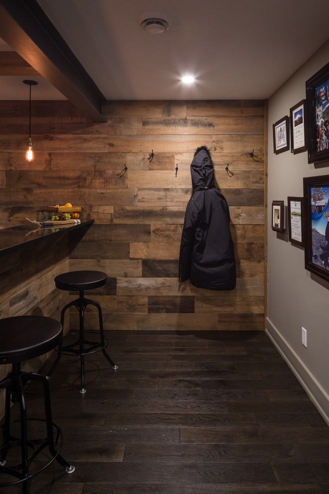 Foto di una taverna contemporanea con parquet scuro e pavimento marrone