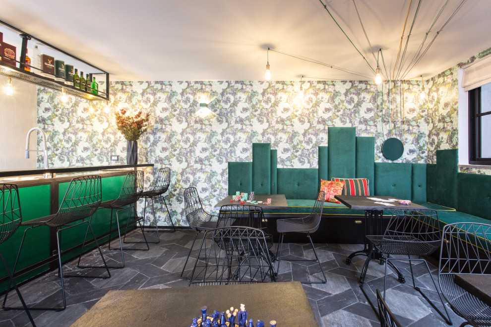 Esempio di una taverna industriale seminterrata di medie dimensioni con pareti verdi, pavimento in gres porcellanato e pavimento grigio