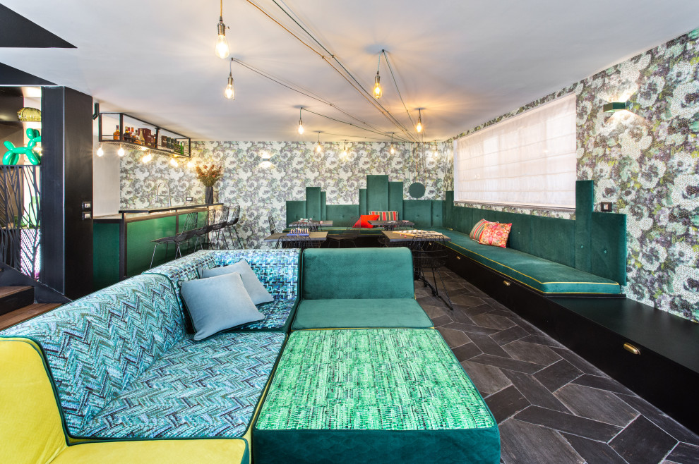 Ispirazione per una taverna industriale seminterrata di medie dimensioni con pareti verdi, pavimento in gres porcellanato e pavimento grigio