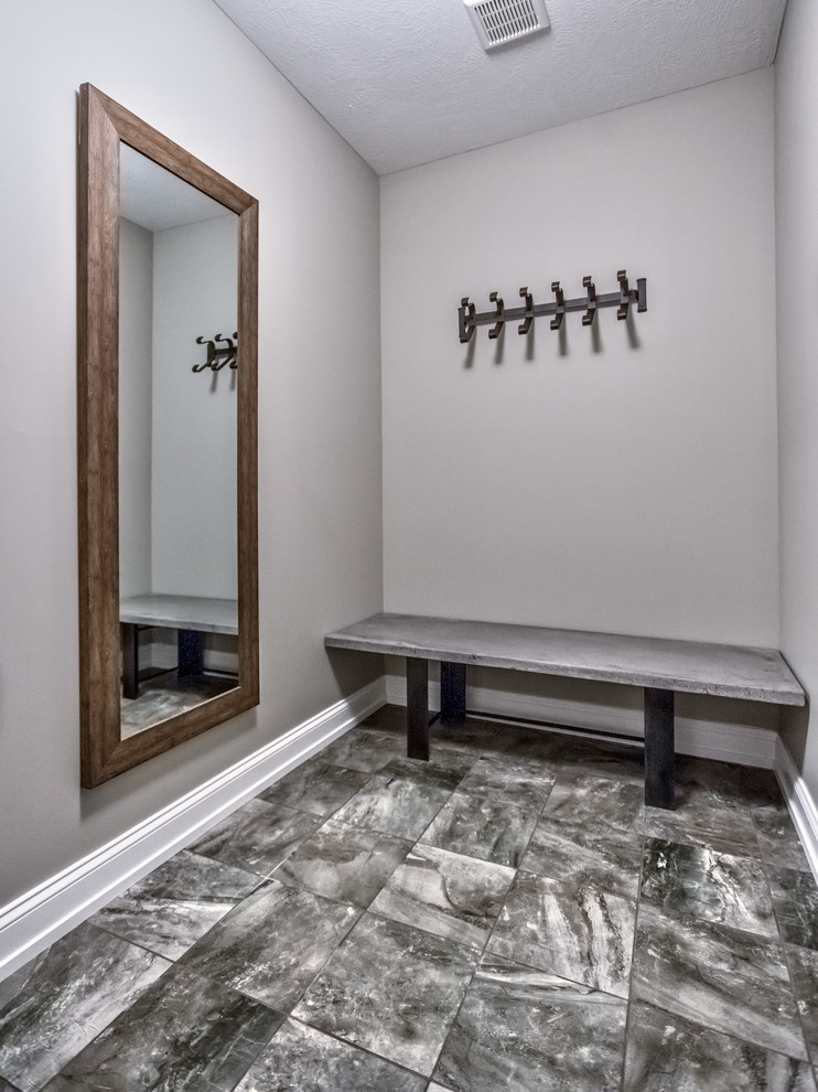Modelo de sótano con puerta de estilo americano grande con paredes grises, suelo de baldosas de cerámica y suelo gris