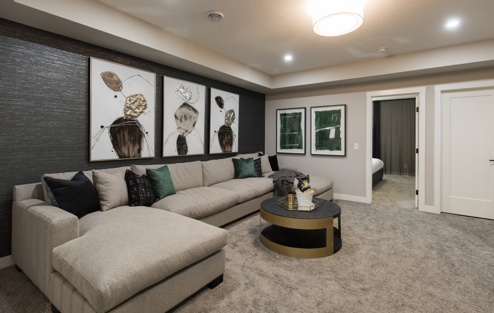 Cette image montre un grand salon traditionnel avec un mur gris, moquette, un sol gris et du papier peint.