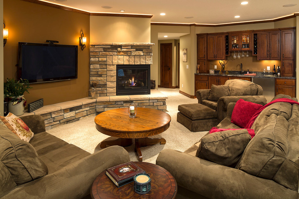 Imagen de sala de estar tradicional con paredes beige, moqueta, chimenea de esquina, marco de chimenea de piedra y suelo beige