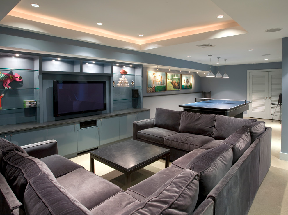 На фото: гостиная комната в современном стиле с синими стенами, ковровым покрытием и бежевым полом без камина с