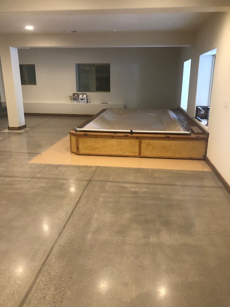 Idéer för att renovera en stor funkis källare, med betonggolv och grått golv