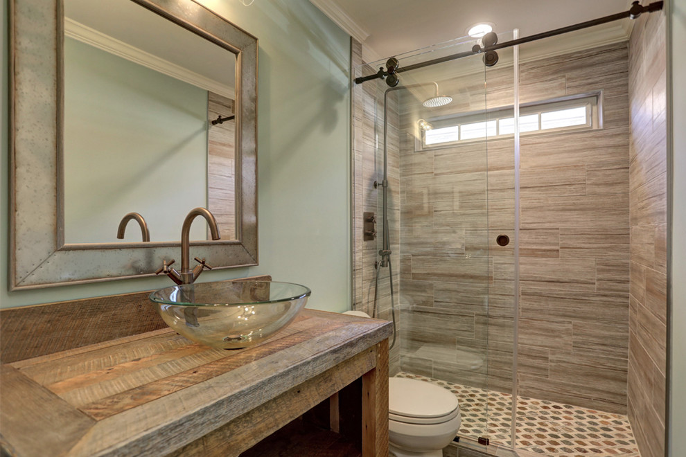 Modelo de cuarto de baño rústico grande con paredes grises, suelo laminado y suelo marrón