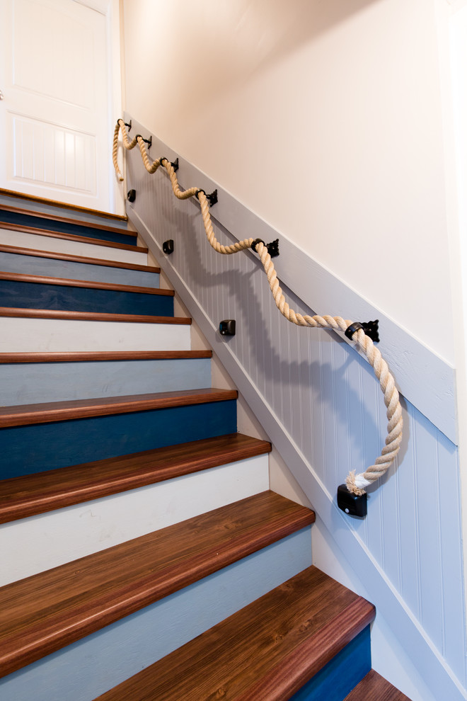 Свежая идея для дизайна: лестница среднего размера в морском стиле с крашенными деревянными ступенями, крашенными деревянными подступенками и перилами из смешанных материалов - отличное фото интерьера