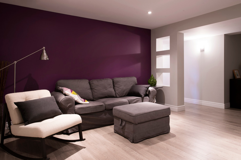 Aménagement d'un sous-sol moderne de taille moyenne avec un mur violet et aucune cheminée.
