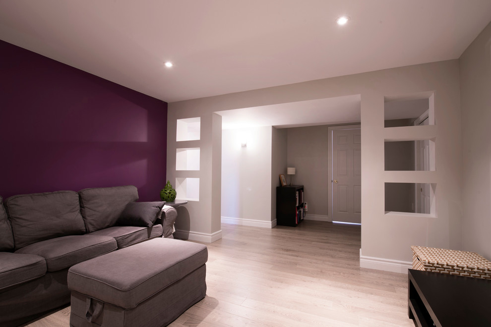 Diseño de sótano moderno de tamaño medio sin chimenea con paredes púrpuras