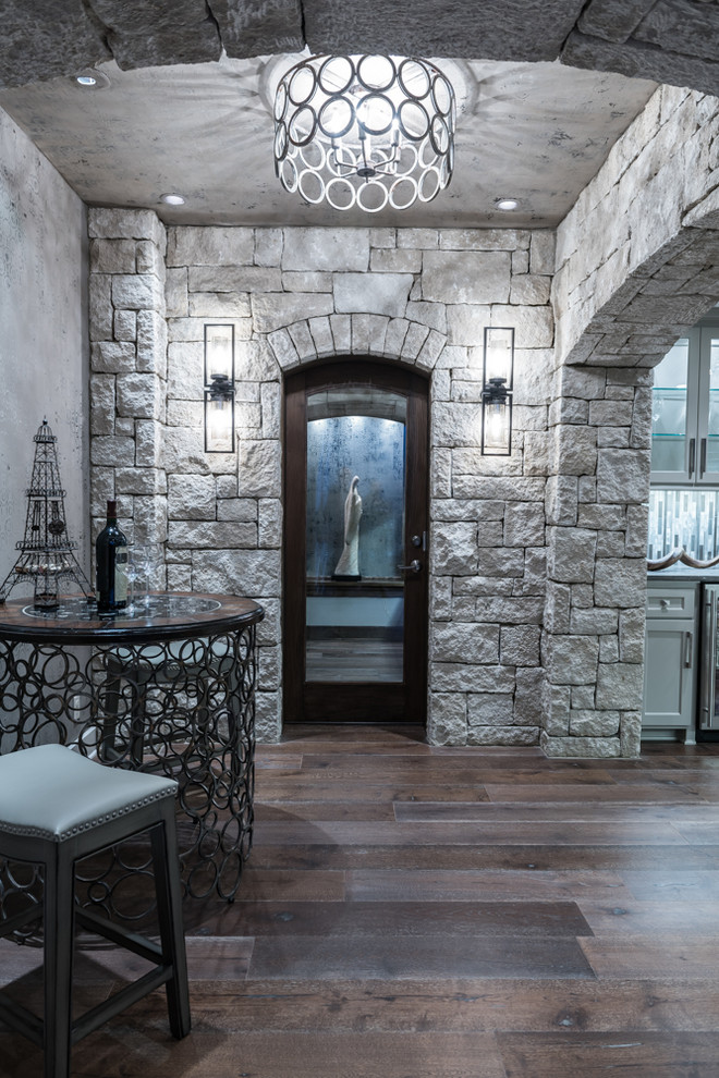 Ejemplo de sótano con puerta clásico renovado grande con paredes grises y suelo de madera oscura
