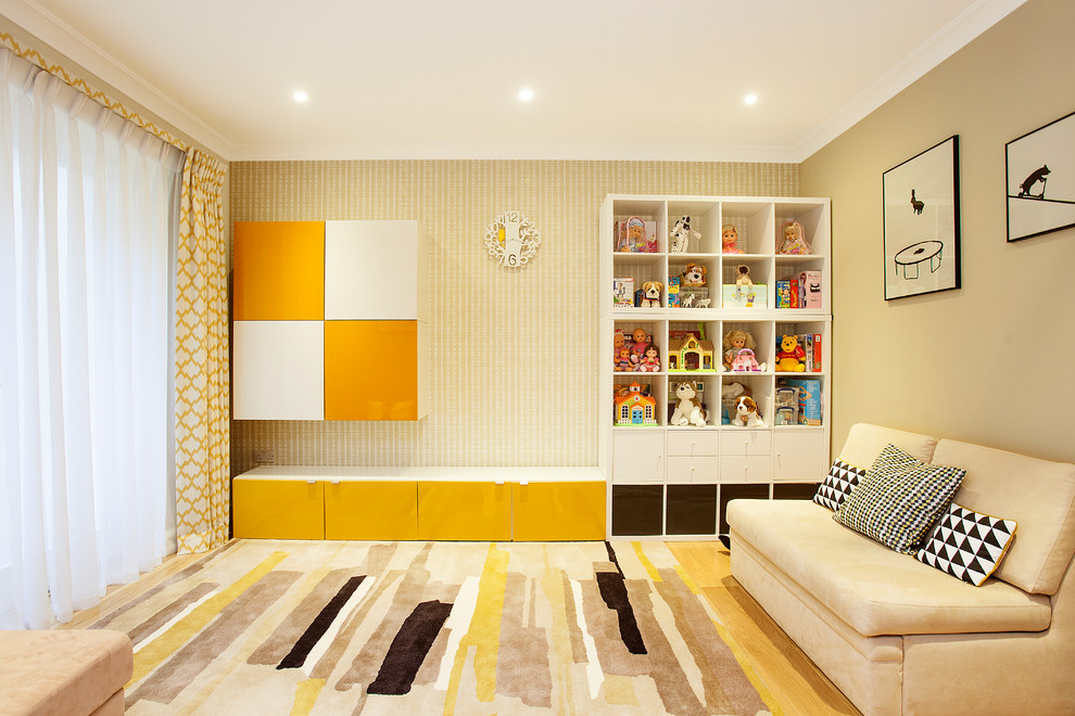 Großes Modernes Untergeschoss ohne Kamin mit weißer Wandfarbe und braunem Holzboden in London