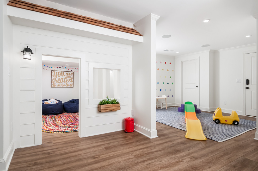 Aménagement d'une très grande chambre d'enfant classique avec un mur blanc, un sol en bois brun et un sol beige.