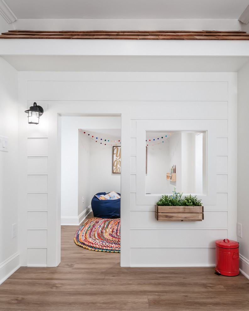 Idee per un'ampia cameretta per bambini american style con pareti bianche, pavimento in legno massello medio e pavimento beige